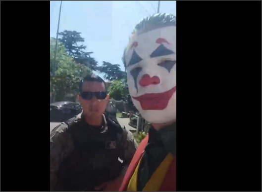 En este momento estás viendo Las perlitas de la elección 2025, en vivo: un hombre quiso votar disfrazado de “El Joker” pero no lo dejaron