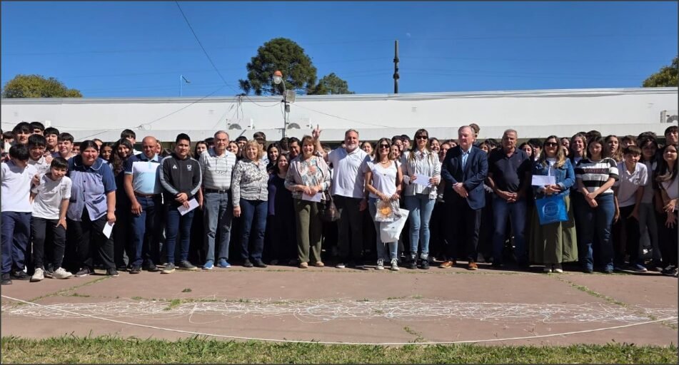 En este momento estás viendo Felipe Michlig visitó Villa Trinidad en donde entregó aportes a instituciones por más de $ 17 millones