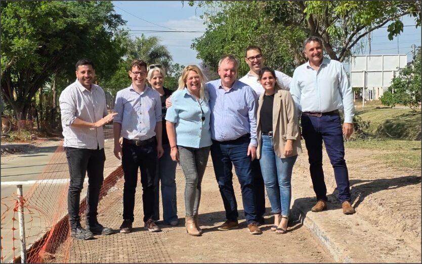 En este momento estás viendo Michlig, González y Dupouy entregaron aportes escolares y supervisaron la obra de pavimentación de Av. Italia -Plan “Conectar Escuelas”