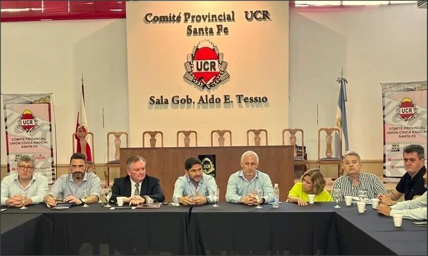 En este momento estás viendo Pullaro reune a su gabinete y participará de una cena de radicales tras los resultados electorales