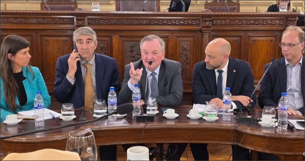 En este momento estás viendo Reunión en el Senado por el financiamiento del Proyecto de Mejora Energética para Edificios Sostenibles e Inclusivos