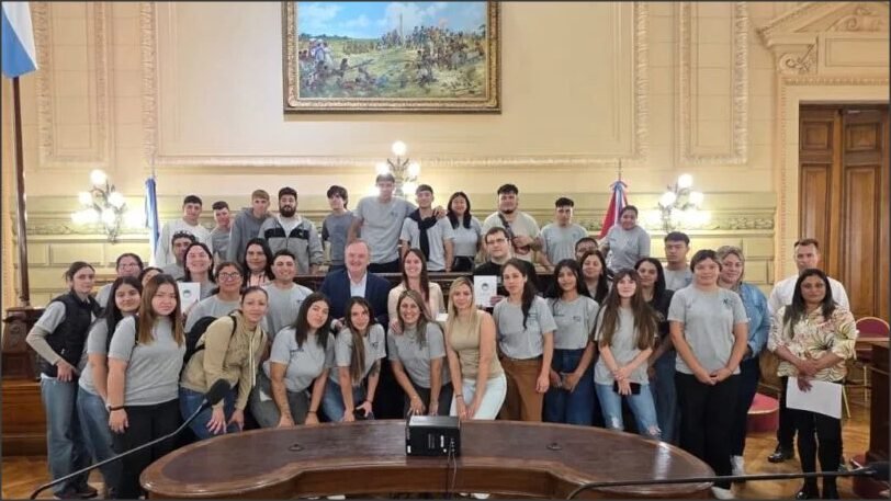 En este momento estás viendo Alumnos del EEMPA N° 1219 de Ambrosetti junto a la Pte. Comunal Dianela Michlig visitaron el Senado Provincial