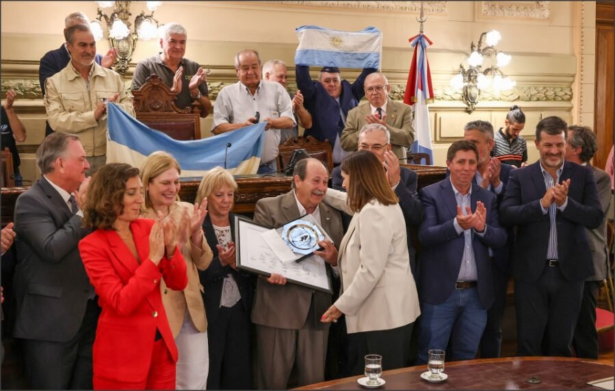 En este momento estás viendo El Senado santafesino homenajeó a Owen Crippa