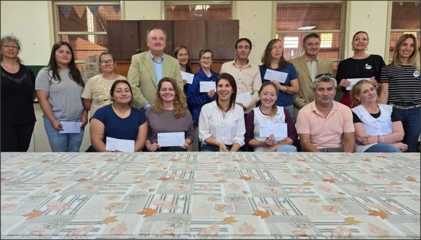 En este momento estás viendo Michlig y González entregaron más de $10millones a instituciones educativas, culturales y deportivas de Hersilia