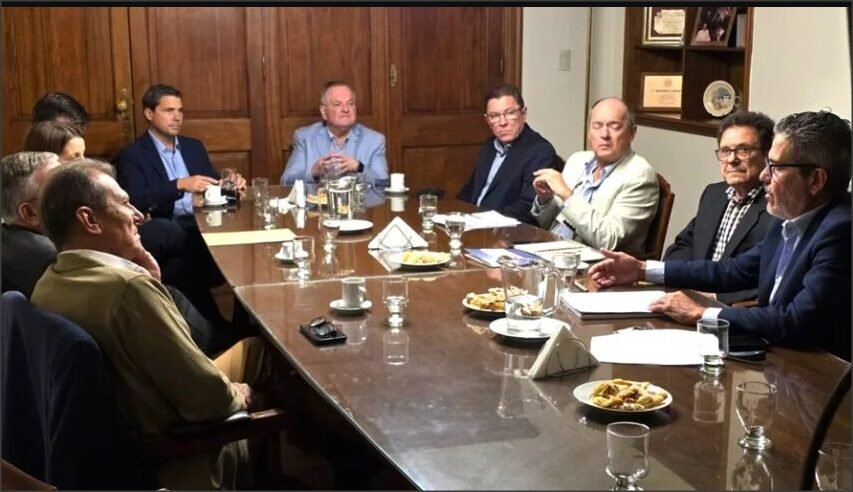 En este momento estás viendo Reunión en la Cámara de senadores por desarrollo e inversiones en telecomunicaciones y TIC