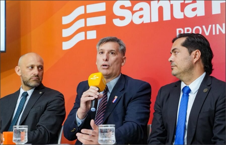En un hecho inédito, el gobierno de Santa Fe anunció bajas de impuestos en su tributaria 2026