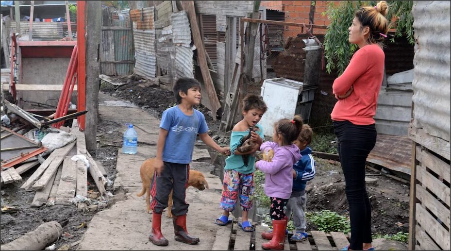En este momento estás viendo UNICEF confirmó que la cantidad hogares pobres descendió del 48% al 31% en solo un año