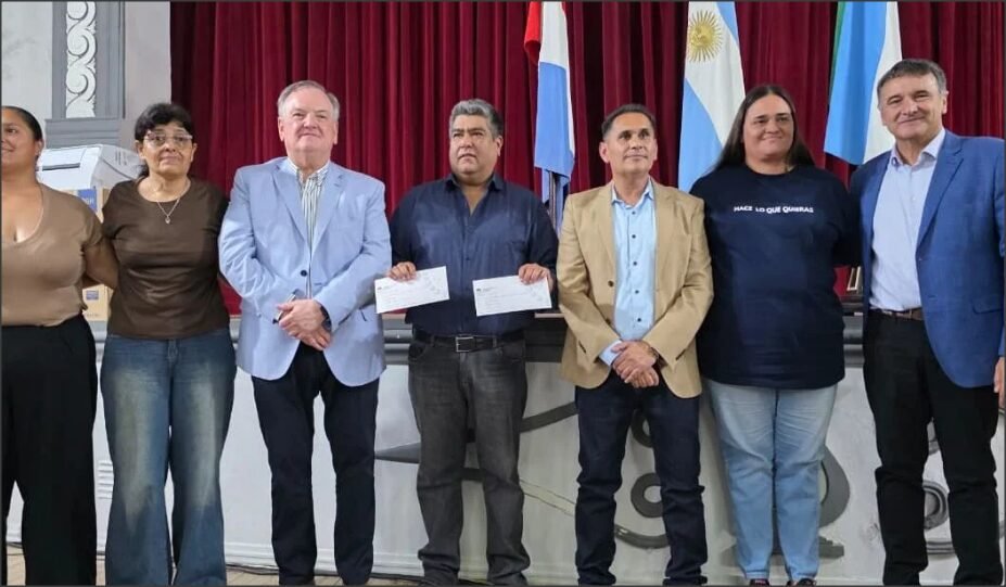 En este momento estás viendo El Senador Felipe Michlig entregó aportes gubernamentales a instituciones de Moisés Ville