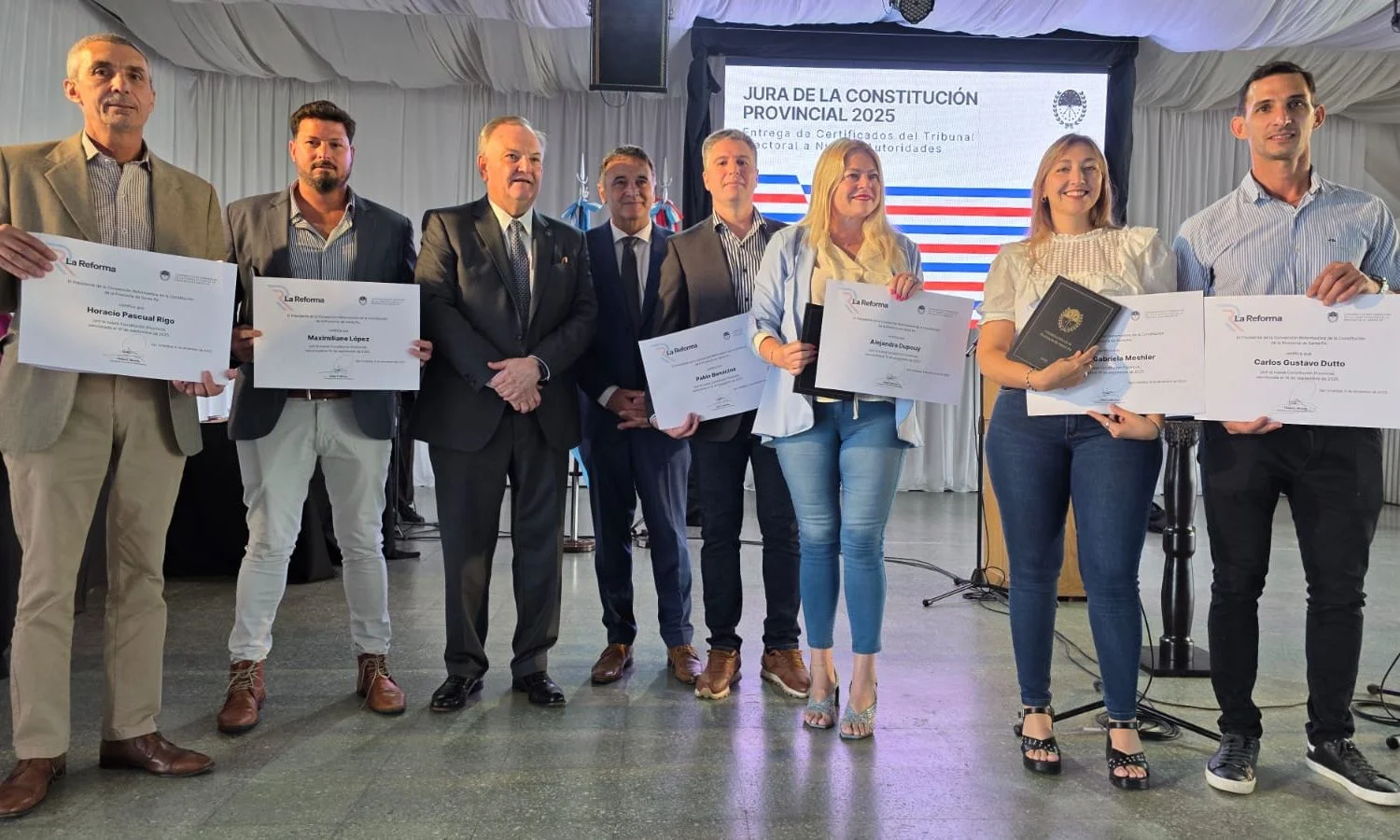 En este momento estás viendo Felipe Michlig tomó juramento por la Nueva Constitución Provincial a autoridades del departamento San Cristóbal