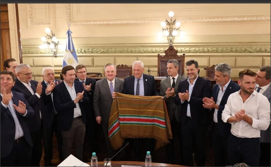 En este momento estás viendo El Senado Provincial homenajeó al campeón del mundo del 86’ Nery Alberto Pumpido