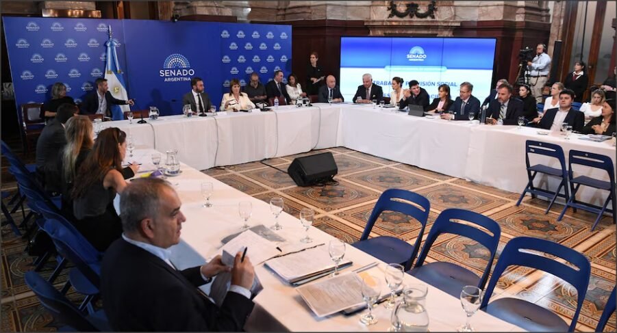 En este momento estás viendo El Gobierno obtuvo el dictamen de la reforma laboral en el Senado, pero se debatirá en febrero