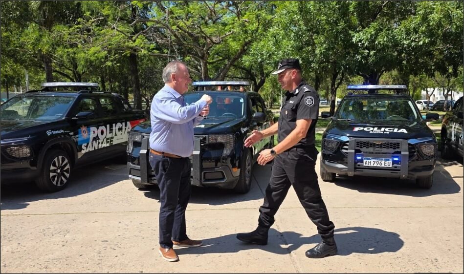 En este momento estás viendo Se entregaron 13 unidades policiales 0 km para el Dpto. San Cristóbal con una inversión provincial de $ 600 millones