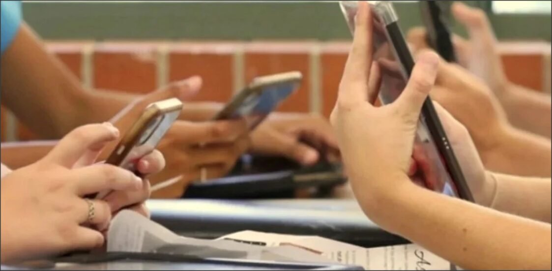 En este momento estás viendo Regulación de celulares en las escuelas: habrá un protocolo de uso y capacitación docente