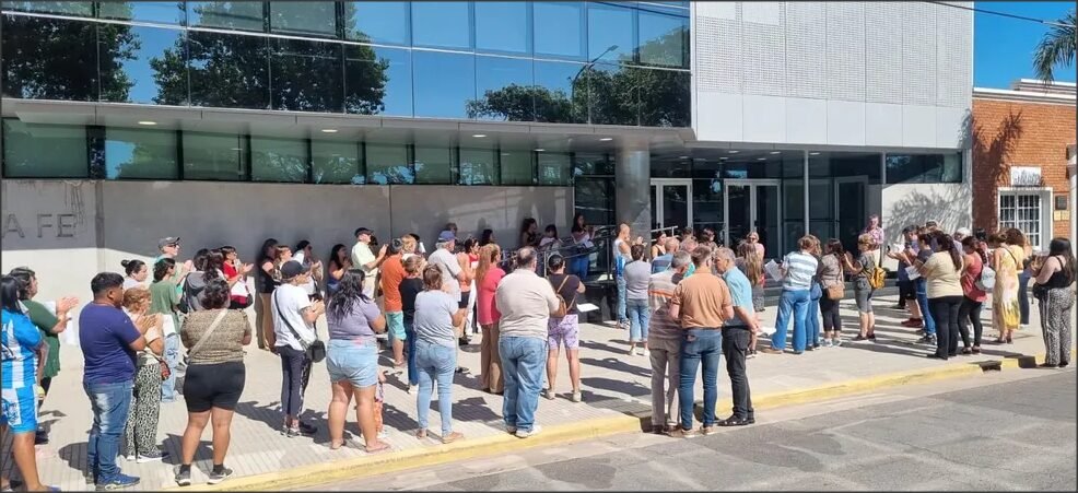 En este momento estás viendo Justicia por Delfina: familiares y vecinos marcharon frente a los Tribunales de San Cristóbal