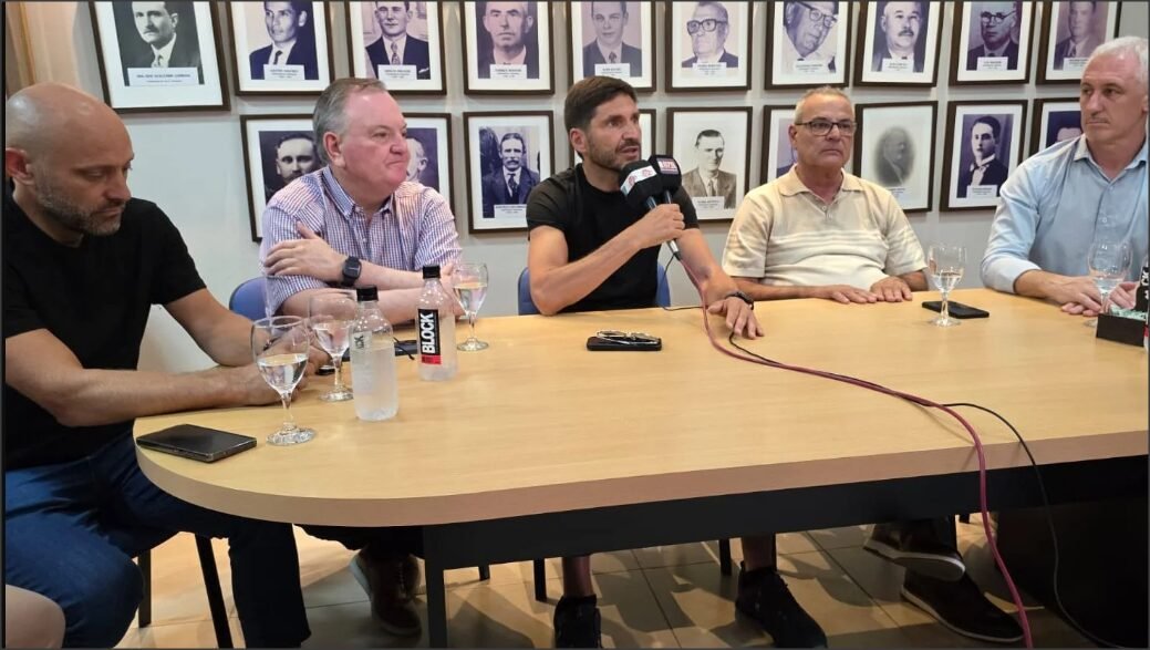 En este momento estás viendo Pullaro y Michlig visitaron la comuna de Villa Trinidad para fortalecer la lucha contra el Dengue