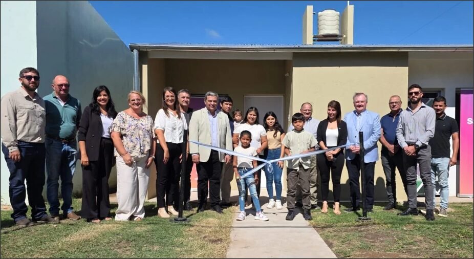 En este momento estás viendo En Arrufó, el senador Michlig encabezó un acto de entrega de viviendas y distintas respuestas gubernamentales
