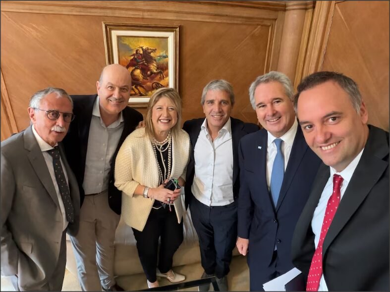 En este momento estás viendo Las declaraciones del jefe de gabinete Adorni no convencieron a nadie y acusó a los periodistas