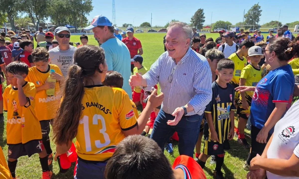 En este momento estás viendo El senador Michlig participó del Encuentro de Fútbol Infantil 2026 “Los Palmeritos”