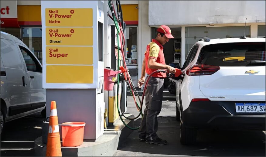 En este momento estás viendo Cuánto paga de impuestos un automovilista cada vez que carga un litro de nafta en el surtidor
