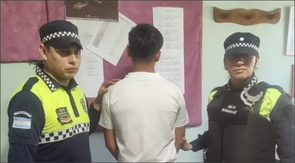 En este momento estás viendo Un alumno tucumano ingresó a la clase de biología con un revolver cargado, y fue reducido en un operativo especial