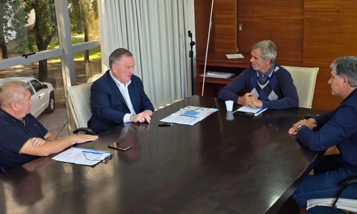 En este momento estás viendo Felipe Michlig analizó con autoridades de la DPV la marcha de obras viales del Dpto. San Cristóbal