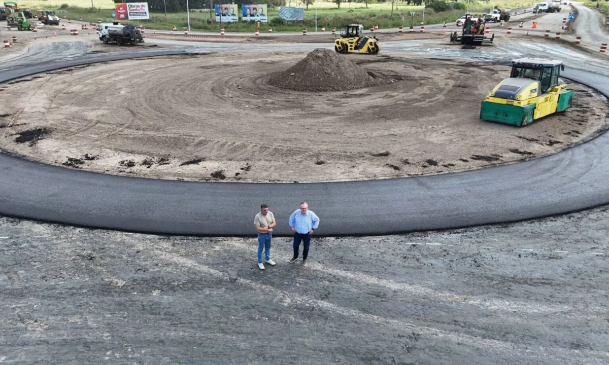 En este momento estás viendo Michlig y González participaron del Torneo de Fútbol Infantil en Curupaity y recorrieron la obra de la rotonda de Arrufó