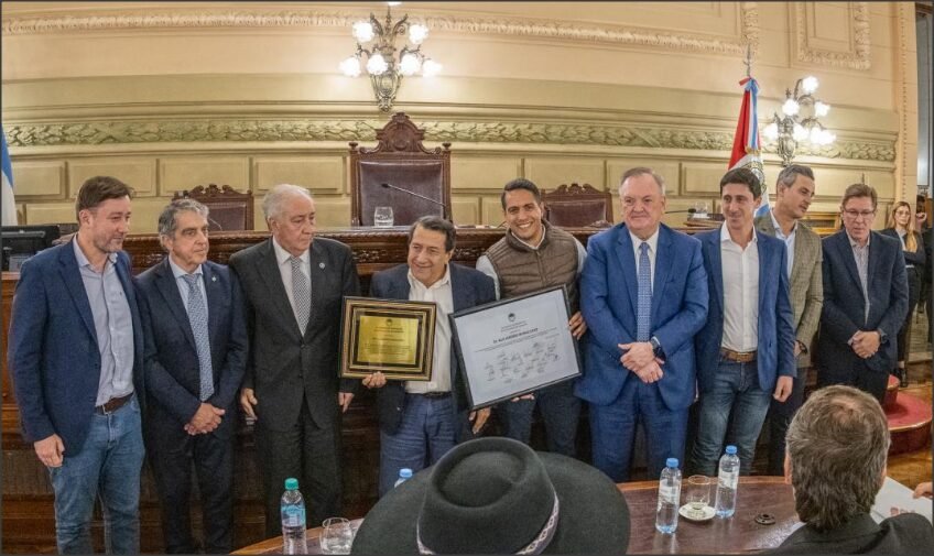 En este momento estás viendo El senado homenajeó a referentes de la medicina y la tradición