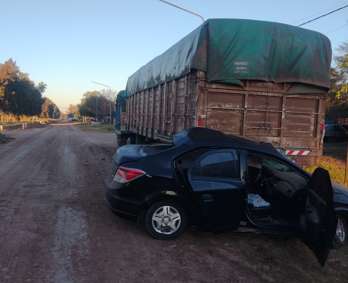 En este momento estás viendo Grave accidente en Ceres: un hombre chocó su automóvil contra un camión estacionado