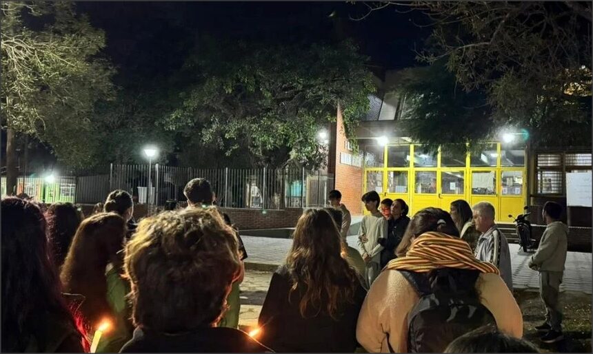 En este momento estás viendo San Cristóbal: el silencio se hizo marcha en una noche de velas y globos blancos por Ian Cabrera