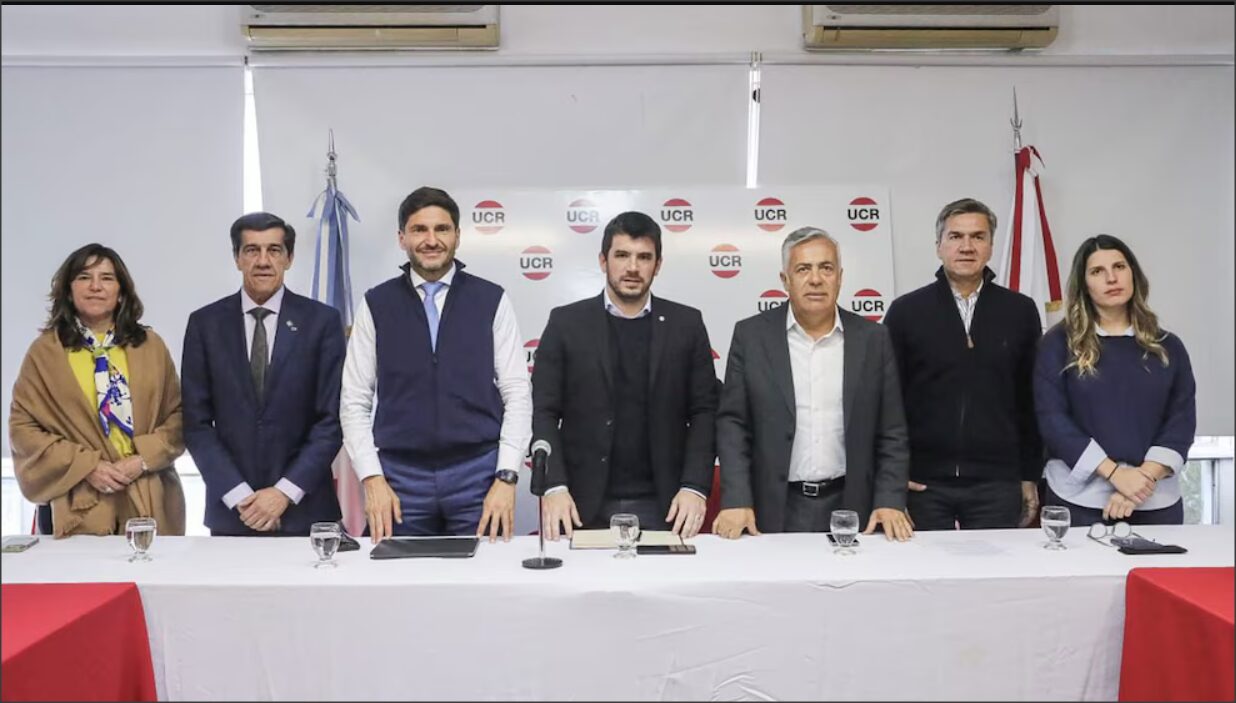En este momento estás viendo Con una foto de unidad, la UCR reunió a sus gobernadores y busca ordenar su estrategia rumbo al 2027