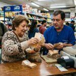 Colapso del poder adquisitivo: el salario mínimo en Argentina ya vale menos que en la crisis de 2001 SALARIO COMPRA