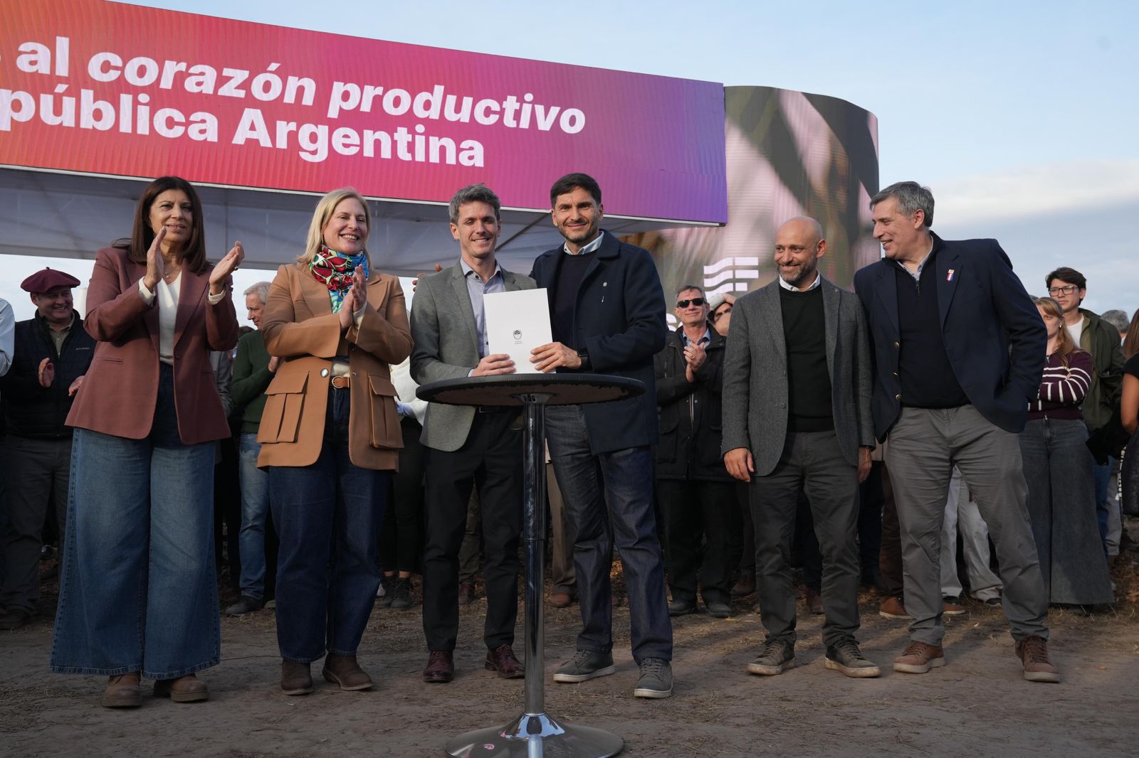 En este momento estás viendo Una por una, las nuevas líneas de créditos para potenciar la producción anunciadas por el gobierno de Pullaro en Agroactiva