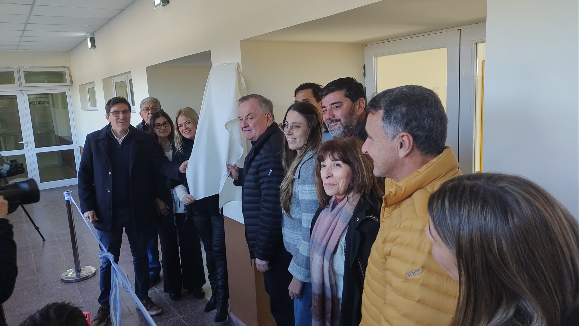 En este momento estás viendo Goity, Michlig y Gonzalez inauguraron dos nuevas aulas en la EETP 453