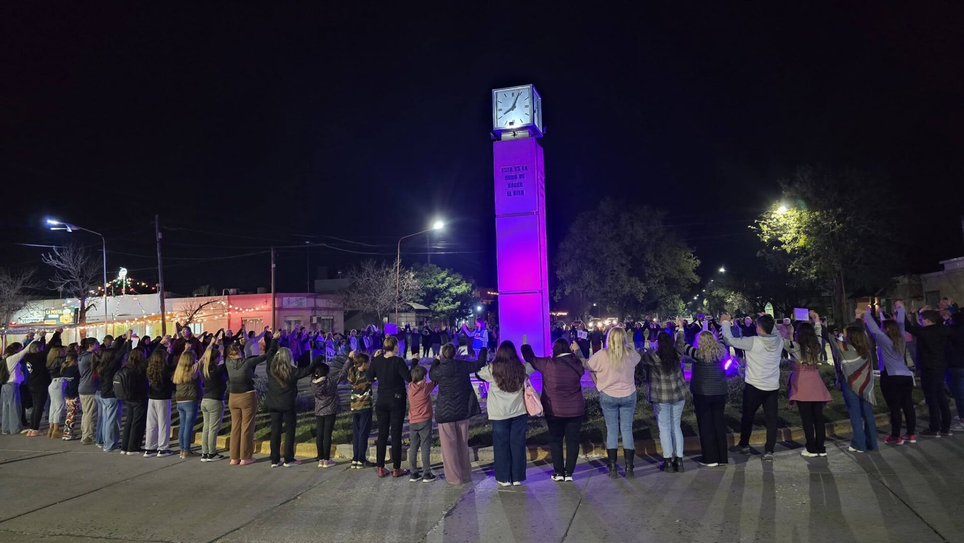 En este momento estás viendo Ceres abrazó el Reloj Público al grito de «Ni Una Menos» y con el dolor nacional por Agostina Vega