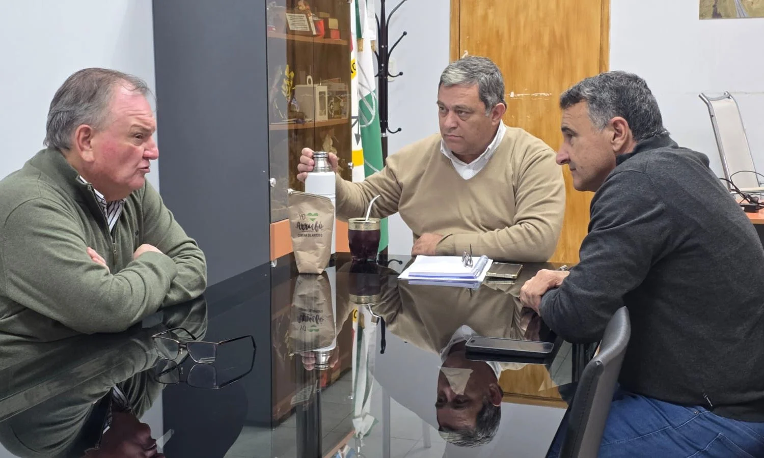 En este momento estás viendo Michlig y González mantuvieron una extensa reunión de trabajo con el Pte. Comunal de Arrufó Cristian Piumatti
