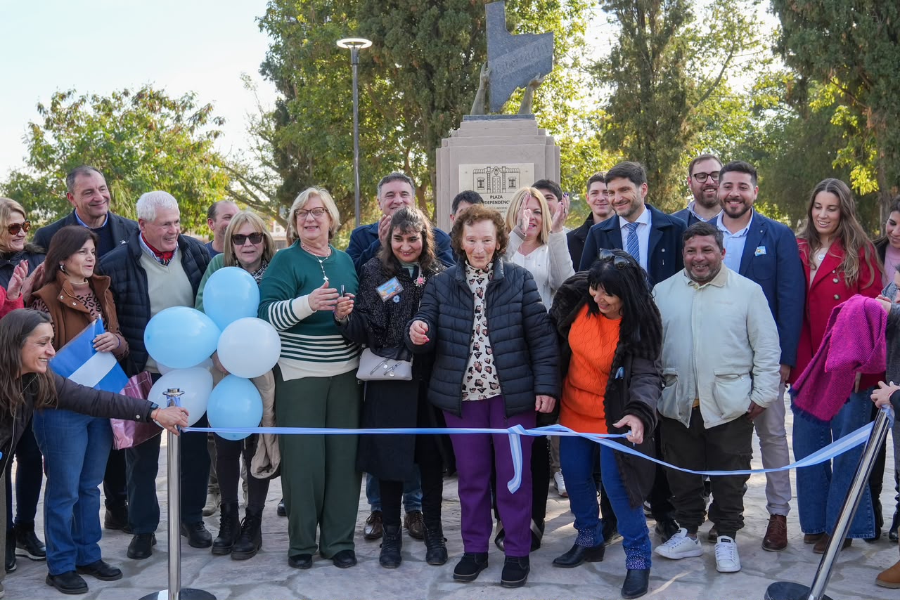 En este momento estás viendo Pullaro inauguró en Ceres la renovación de la Plaza Independencia, ejecutada con fondos provinciales