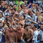 La bandera con un mensaje por Malvinas que mostraron los jugadores de Argentina tras el triunfo ante Inglaterra bandera malvinas