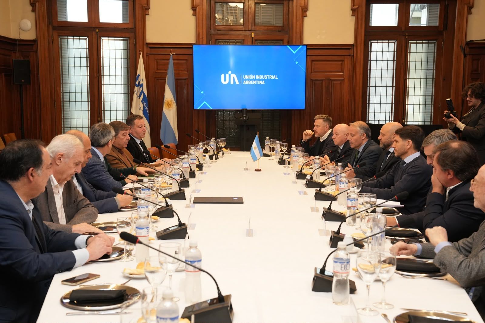 En este momento estás viendo Pullaro llevó a la UIA el modelo productivo de Santa Fe y planteó una agenda común para ganar competitividad