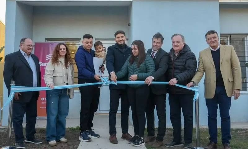 En este momento estás viendo Pullaro y Michlig recorrieron y habiltaron obras en C. Bossi y en 2 Rosas y La legua e inauguraron 24 viviendas en Suardi