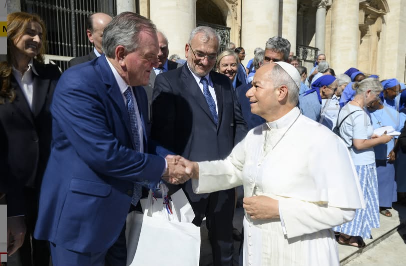 El Senador Felipe Michlig en el Vaticano saludó al Papa Leon XIV