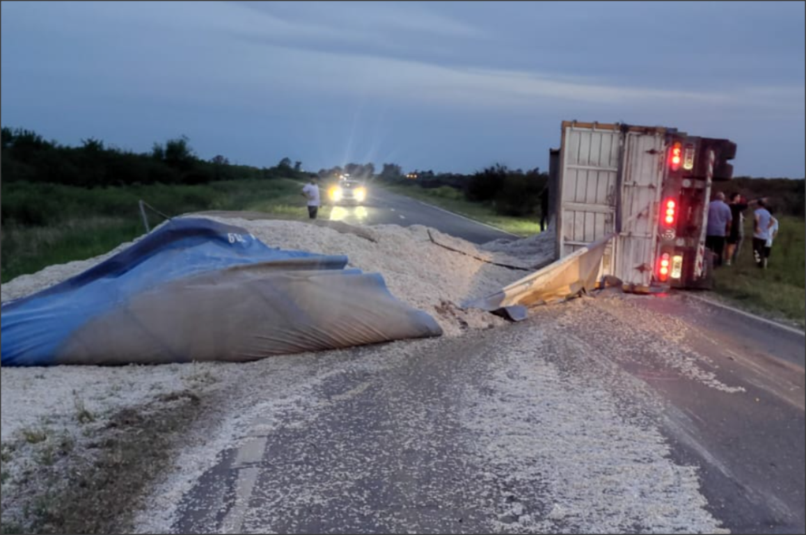 En este momento estás viendo Huanqueros: Un camión volcó su carga en ruta 2