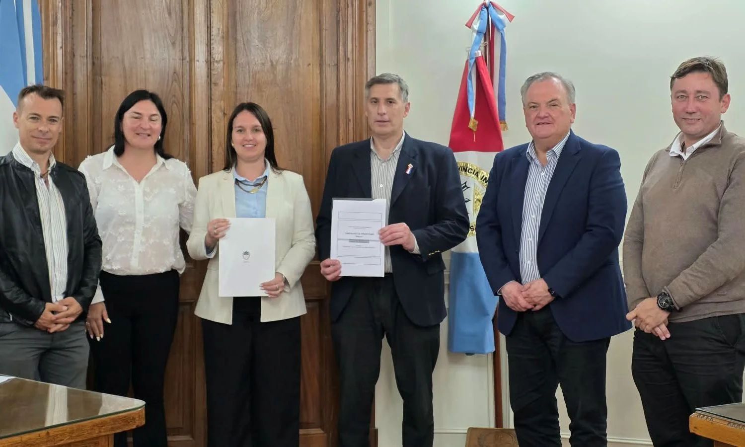 En este momento estás viendo Firma de Convenio para la «Adquisición de Un Camión con Caja Volcadora» para Ambrosetti