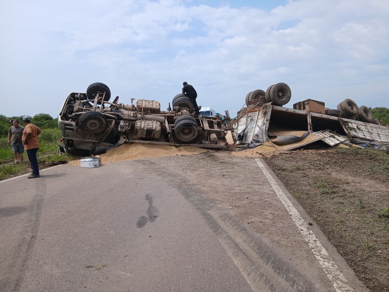 En este momento estás viendo Las Avispas: Vuelco de camión en ruta pcial 2