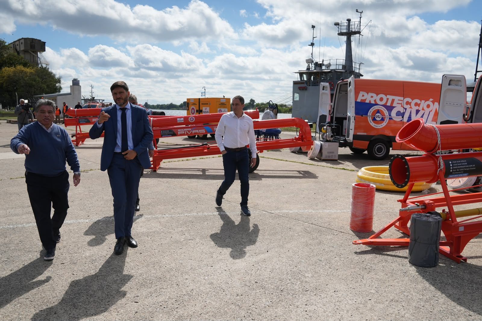 En este momento estás viendo Pullaro presentó 90 bombas que compró Provincia para reforzar la respuesta ante posibles contingencias hídricas por El Niño